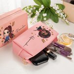 Personalizado Cute Cartoon Football Girl Bolsa de maquillaje de cuero con nombre Esenciales de viaje portátil Regalo de cumpleaños para las mujeres