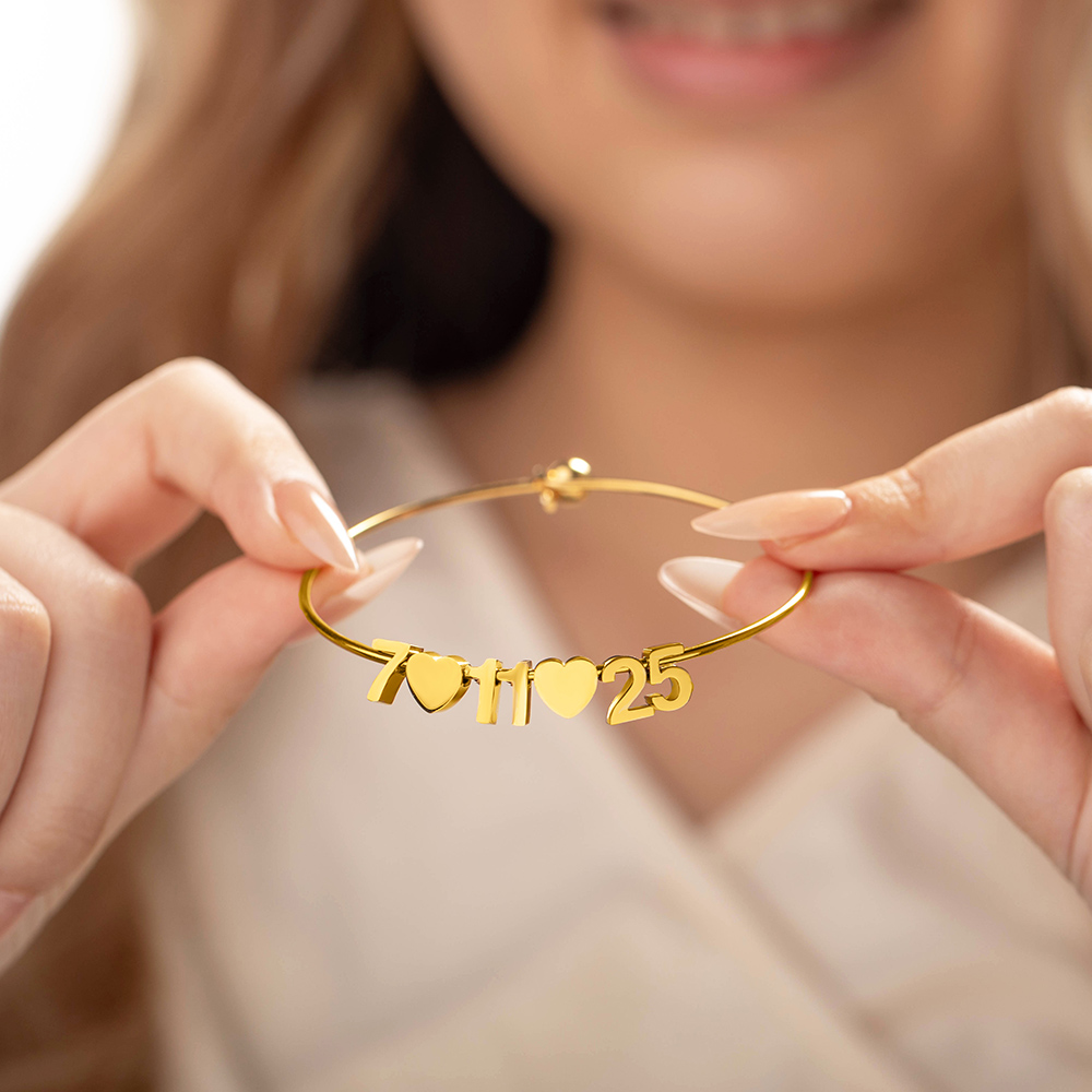 Bracelet personnalisé avec breloques en forme de coeur Date Bracelet Minimalist Jewelry Anniversary Birthday Bridal Shower Gift for Women