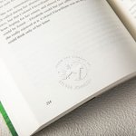 Henkilökohtainen Kuu ja tähdet Pet Kaiverrettu kukka Kädessä pidetty kirja Embosser leimasinsarja nimi ja lainaus Syntymäpäivälahja kissa koira rakastaja kirjan rakastaja