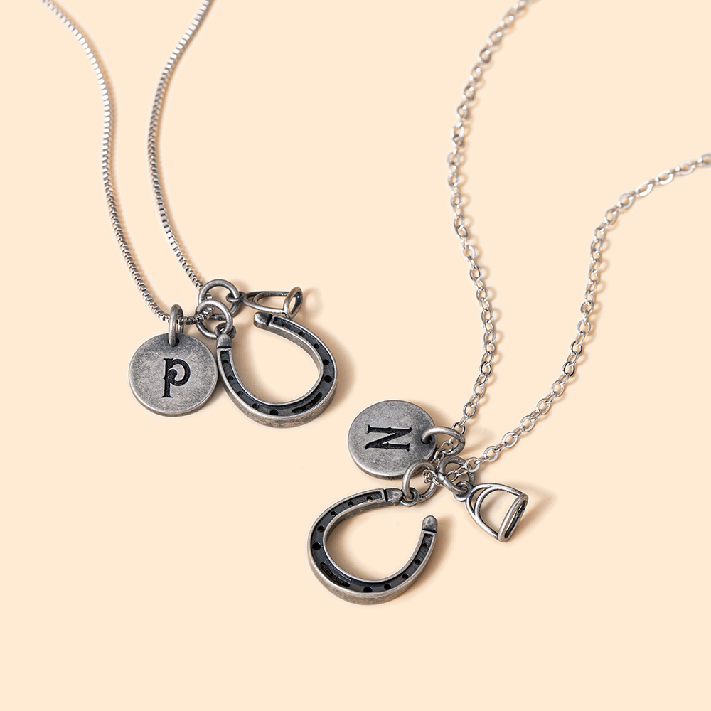 Collier pendentif étrier en fer à cheval personnalisé avec l'initiale Disque Lucky Bijoux équestres Cadeau d'anniversaire pour femmes Amoureux des che