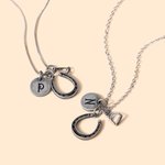 Personalizada Distressed Herradura Estribo Collar Colgante con Disco Inicial Suerte Joyería Ecuestre Regalo de cumpleaños para las mujeres amantes del