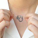 Personalizada Distressed Herradura Estribo Collar Colgante con Disco Inicial Suerte Joyería Ecuestre Regalo de cumpleaños para las mujeres amantes del