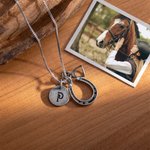 Personalizada Distressed Herradura Estribo Collar Colgante con Disco Inicial Suerte Joyería Ecuestre Regalo de cumpleaños para las mujeres amantes del