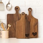 Personalisierte Herz Design Holz Bambus Reversible Käse Charcuterie Schneidebrett mit Griff und Name Housewarming Hochzeit Geschenk für Familie Paar