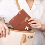 Personalizzato nascita nome fiore cinturino in pelle quaderno per schizzi diario di viaggio con pulsante fiore regalo di compleanno per donne pittori 