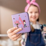 Henkilökohtainen sarjakuvahahmo Syntymä Kukka Nahka Compact Bifold Pocket lompakko nimi ja Initial Syntymäpäivä Vuosipäivä Lahja naisille Tytöt