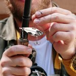 Personalisiertes Angelset aus 2 Metall Bionischen Angelködern und Holzkasten mit Namen Text Gravur Geburtstag Geschenk für Papa Ehemann Angelliebhaber