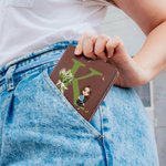 Henkilökohtainen sarjakuvahahmo Syntymä Kukka Nahka Compact Bifold Pocket lompakko nimi ja Initial Syntymäpäivä Vuosipäivä Lahja naisille Tytöt