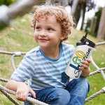 Gepersonaliseerde kleurrijke letter naam geïsoleerd 15oz Kid waterfles met vouwen rietje en handvat terug naar school verjaardagscadeau voor jongens meisjes