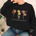 Personalisierte Ich trage mein Herz auf meinem Ärmel Unisex T-shirt Sweatshirt Hoodie mit 1-10 Geburt Blumen und Namen Geburtstag Geschenk für Familie