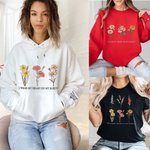 Personalisierte Ich trage mein Herz auf meinem Ärmel Unisex T-shirt Sweatshirt Hoodie mit 1-10 Geburt Blumen und Namen Geburtstag Geschenk für Familie