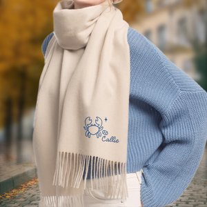 Écharpe Personnalisée avec Nom et Signe Astrologique Brodés à la Main Essentiel d'Hiver Douce Cadeau Noël Anniversaire pour Femme Homme Famille
