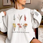 Personalisierte Ich trage mein Herz auf meinem Ärmel Unisex T-shirt Sweatshirt Hoodie mit 1-10 Geburt Blumen und Namen Geburtstag Geschenk für Familie