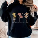 Personalisierte Ich trage mein Herz auf meinem Ärmel Unisex T-shirt Sweatshirt Hoodie mit 1-10 Geburt Blumen und Namen Geburtstag Geschenk für Familie