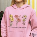 Personalisierte Ich trage mein Herz auf meinem Ärmel Unisex T-shirt Sweatshirt Hoodie mit 1-10 Geburt Blumen und Namen Geburtstag Geschenk für Familie