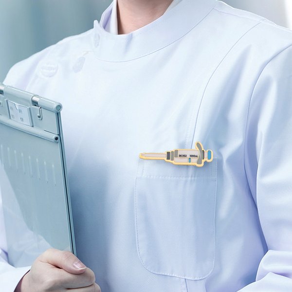 Personalisierte Multicolor Mikropipette-förmigen Labor Pin mit Text Labor Graduierung Saison Geschenk für Chemiker Ärzte