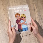 Gepersonaliseerd Cartoon Knuffelend Paar Verstelbaar LED Nachtlampje met Namen en Houten Base Desk Decor Valentijnsdag Verjaardagscadeau voor koppels