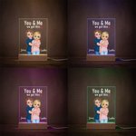 Gepersonaliseerd Cartoon Knuffelend Paar Verstelbaar LED Nachtlampje met Namen en Houten Base Desk Decor Valentijnsdag Verjaardagscadeau voor koppels