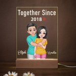 Gepersonaliseerd Cartoon Knuffelend Paar Verstelbaar LED Nachtlampje met Namen en Houten Base Desk Decor Valentijnsdag Verjaardagscadeau voor koppels