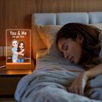 Gepersonaliseerd Cartoon Knuffelend Paar Verstelbaar LED Nachtlampje met Namen en Houten Base Desk Decor Valentijnsdag Verjaardagscadeau voor koppels