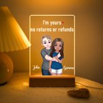 Gepersonaliseerd Cartoon Knuffelend Paar Verstelbaar LED Nachtlampje met Namen en Houten Base Desk Decor Valentijnsdag Verjaardagscadeau voor koppels