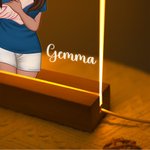 Gepersonaliseerd Cartoon Knuffelend Paar Verstelbaar LED Nachtlampje met Namen en Houten Base Desk Decor Valentijnsdag Verjaardagscadeau voor koppels