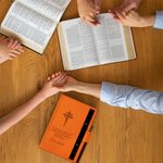 Gepersonaliseerd gegraveerd Kruis Geboortebloem Bijbelvers A5 gelinieerd notitieboek en pennenset voor Kerk Bijbelstudie Kerstmis Pasen Geschenk voor 