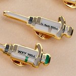 Henkilökohtainen monivärinen mikropipetti muotoinen laboratorio Pin teksti laboratorio valmistumisen kausi lahja kemistit lääkärit