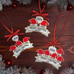 Ornement en Bois Personnalisé avec 2-10 Noms Style Chapeau de Père Noël Décor de Sapin Cadeau Pour Famille Enfants