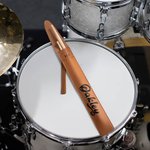 Personlig flerfärgad bärbar läder trumstocksväska med 1-2 namn och avtagbar handledsrem musik trumtillbehör födelsedagspresent för trummis