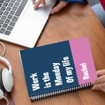 Personalisierte Arbeit Shit Text zwei Farben A5 Spiral Notebook mit Namen und 120 linierten Seiten Geburtstag Geschenk für Freunde Familie