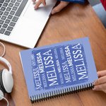 Personligt namnmoln i flera färger A5 spiralanteckningsbok med 120 linjerade sidor Födelsedagspresent till vänner familj