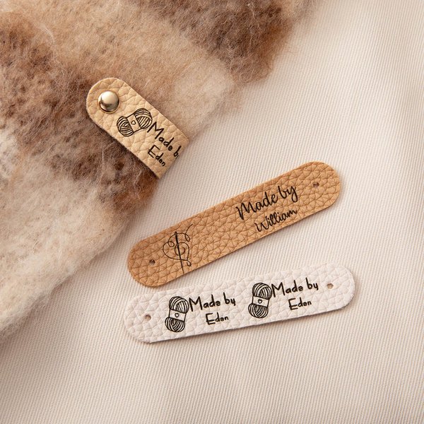 Personlig uppsättning med 10 Made By Leather virkade stickade etiketter etiketter med graverat namn nitar stickade tillbehör gåva för DIY stickare sy älskare