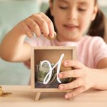 Henkilökohtainen yksinkertainen tyyli Initial nimi selkeä puinen raha laatikko säästöpossu pankki liukuva Entry Kid Room Home Decor syntymäpäivälahja pojille tytöille
