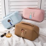 Personalisierte Glitter Cartoon Prom Königin Geburt Blume Leder Kosmetiktasche mit Namen Portable Reisezubehör Geburtstag Geschenk für Frauen Mädchen