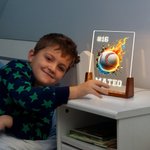 Personalisiertes Flammenball LED-Nachtlicht mit Namen Nummer Holz-Basis Schlafzimmer Dekoration Geburtstag Geschenk für Kinder Sportliebhaber