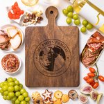 Gepersonaliseerde Gegraveerde Foto Ontwerp Houten Charcuterie Snijplank met Handvat en Naam Verjaardag Huwelijk Woondecoratie Cadeau voor Familie