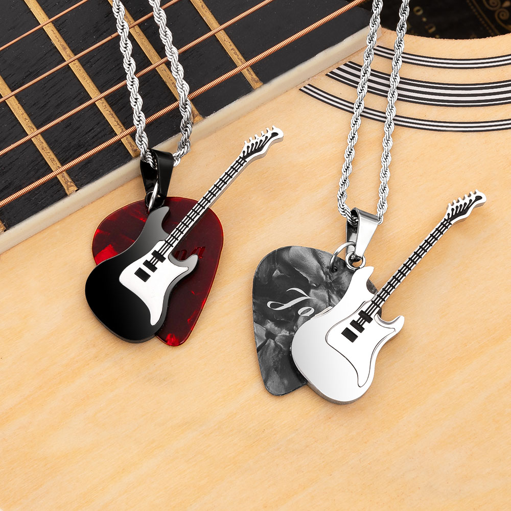 Collier pendentif guitare et médiator personnalisé avec texte gravé Accessoire de musique Cadeau pour joueur de guitare Amoureux de la musique