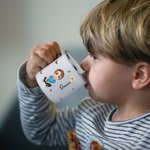 Taza personalizada de esmalte de 350ml con flor de nacimiento y nombre de niños y adolescentes de dibujos animados