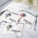 Personalisierte Geburt Blume Graduation Cap Makeup Tasche mit Namen Jahr und Armband Graduation Keepsake Geschenk für Absolventen