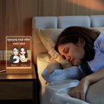 Gesto de corazón personalizado Personaje de dibujos animados Acrílico LED Luz de Noche con Base de Madera y Nombres Decoración de Escritorio Regalo de San Valentín para Pareja
