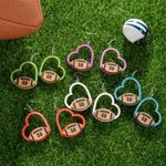 Personalisierte hölzerne hohle Herz geformt Fußball Ohrringe mit Text Game Day Team Geschenk für Frauen Mädchen Fußball-Fans