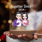 Gesto de corazón personalizado Personaje de dibujos animados Acrílico LED Luz de Noche con Base de Madera y Nombres Decoración de Escritorio Regalo de San Valentín para Pareja