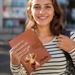 Personifierad blommig Highland Cow Namn A5 Skissbok Anteckningsbok Läderomslag med förvaringsficka Födelsedagspresent för Highland Cow Lover Målare Studenter