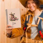 Personalisierte Cowgirl Hut Stiefel Geburt Blume Notebook A5 Spirale Notebook mit Namen Initial 120 Seiten Hochzeit Geburtstag Geschenk für Brautjungfern Frauen