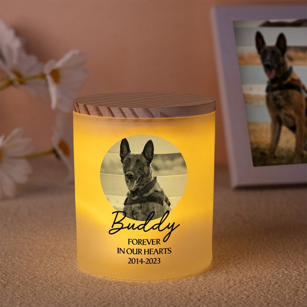 Personoitu koira kissa valokuva nimi vuosi muistokynttiläpurkki LED-kynttilällä ja puukannella surulahja lemmikin menetyksestä lemmikinomistajille