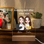 Gesto de corazón personalizado Personaje de dibujos animados Acrílico LED Luz de Noche con Base de Madera y Nombres Decoración de Escritorio Regalo de San Valentín para Pareja