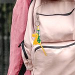Llavero personalizado con nombre de dinosaurio de dibujos animados de colores Accesorios para mochilas Cumpleaños Vuelta al cole para niños Niñas