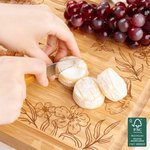 Gepersonaliseerde Gegraveerde Vlinder Bloemenrand FSC Bamboe Charcuterie Snijplank met Voorletters en Sapgroef Bruiloft Housewarming Gift voor Koppels