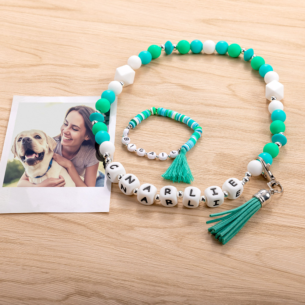 Collier pour chien et chat avec perles en silicone et bracelet avec nom et pompon Cadeau d'anniversaire pour le propriétaire de l'animal de compagnie